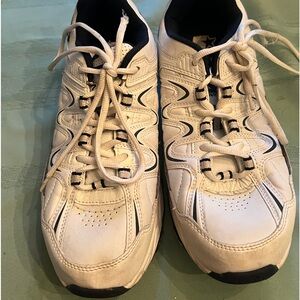 Men’s size 9 Starter sneakers